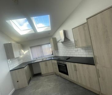 2 Bed Flat, Cross Lane, LS12 - Photo 2