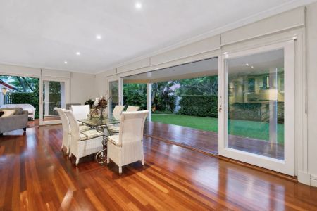 Exquisitely Renovated Queenslander Opposite Oriel Road Park - Photo 4