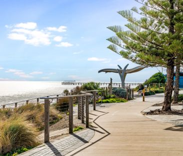 Two-Bedroom Apartment Steps from Cafés, Restaurants & the Beach - T... - Photo 2