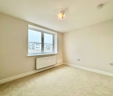 Victoria Road, Farnborough, Hampshire, GU14 - Photo 4