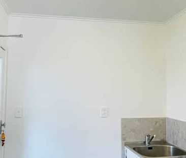Spacious 2-Bedroom Apartment for Rent in Otahuhu - Photo 5