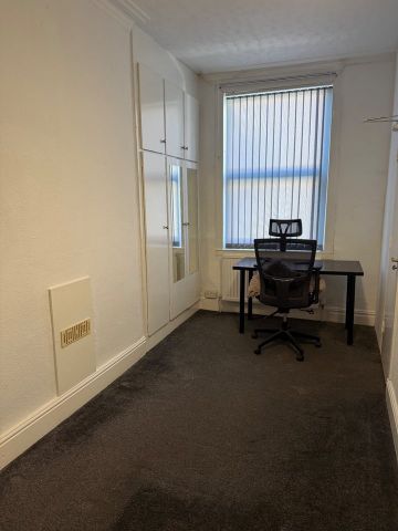 6 Bed End Terrace, Beechwood View, LS4 - Photo 2