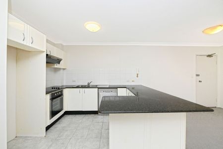 Generous Apartment With Balcony - Photo 5