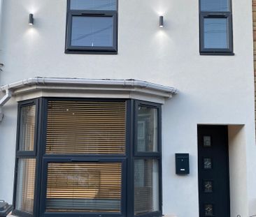 Stunning 2 Bedroom flat available all bills included – Coventry Road - Photo 6