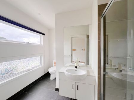 Modern & Spacious Living in Prime Keysborough Location - Photo 2