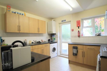 5 bedroom semi-detached house to rent - Photo 4