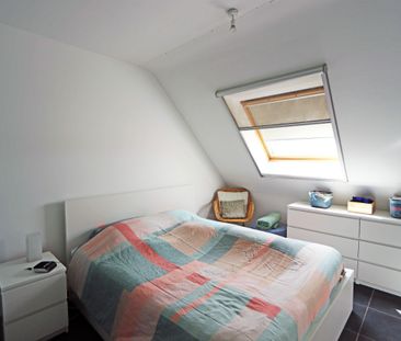 Dakappartement met 2 slaapkamers, autostaanplaats en terras. - Photo 2