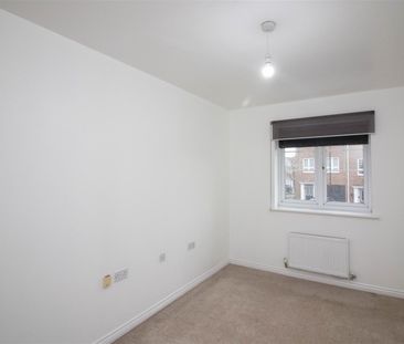 3 Bedroom House - Terraced - Photo 3