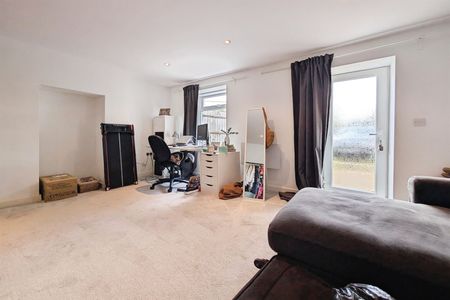 Victoria Road, SO19 - Photo 4