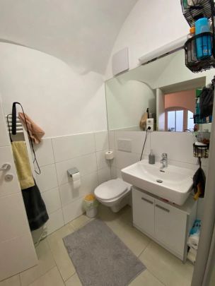 Einzigartige 2-Zimmer-Wohnung in top renoviertem Altbau mit Terrasse + Balkon und möblierter Küche im Stadtzentrum von Schärding - Foto 1