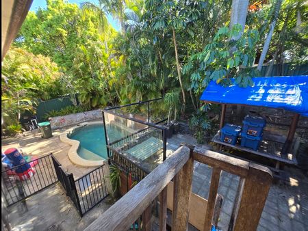 Share furnished house with pool, close to bus & shops - Photo 2