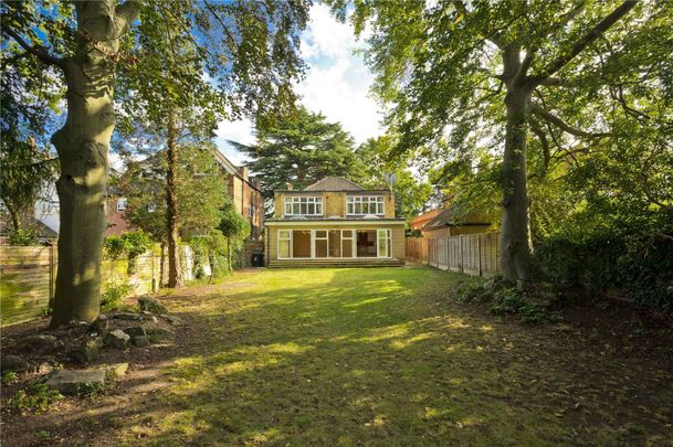 A modern detached family home offering modern and open plan living. - Photo 1