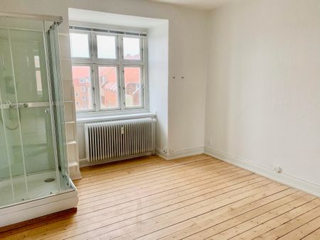 Rummelig 2 værelses lejlighed i vestbyen - Foto 3