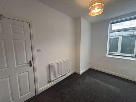 4 bedroom semi-detached house to rent - Photo 2