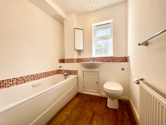 2 bedroom flat to rent Batts Hill, Redhill - Photo 1