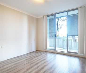 Spacious Unit With Floorboards - Photo 4