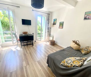 À louer – Charmant studio rénové au cœur du centre historique de Hy... - Photo 4