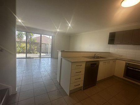 Brand new bathrooms townhouse in Calamvale - Photo 3