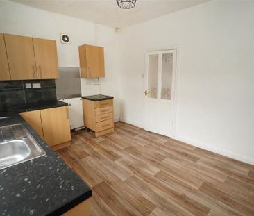 3 bedroom end of terrace house to rent - Photo 2