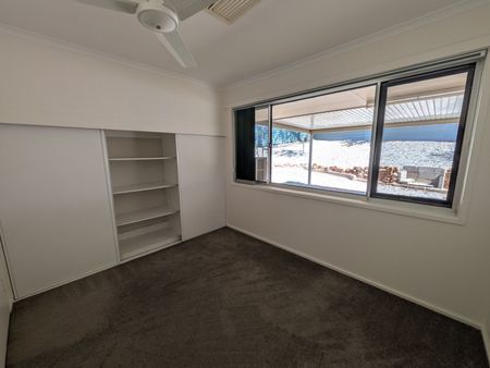 Fully Fenced Three Bedroom House - Photo 5