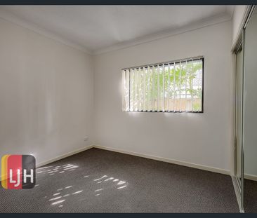 GROUND FLOOR, AIR CONDITIONED 2 BEDROOM UNIT WITH COURTYARD! - Photo 5