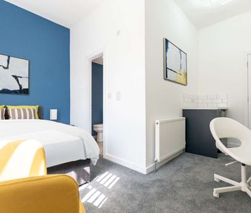 Brand New Ensuite | Luxury House in Wigan | 50% Off 1st Month Rent! - Photo 5