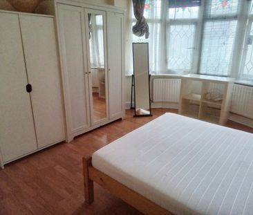 Room in a Shared House, Royston Gardens, IG1 - Photo 2