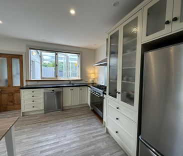 The epitome of character, class and modern comfort - Photo 6