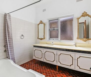 Large Multi-level Family Home in Stunning Chiswick Location with Wa... - Photo 5