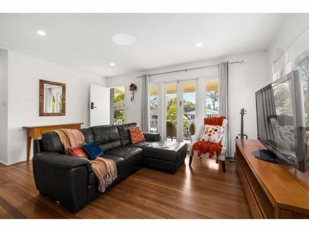 Charmingly Renovated High-Set - Photo 2