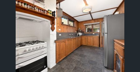 Sweet Home: Charming & Spacious Property in Prime Coburg Location - Photo 3