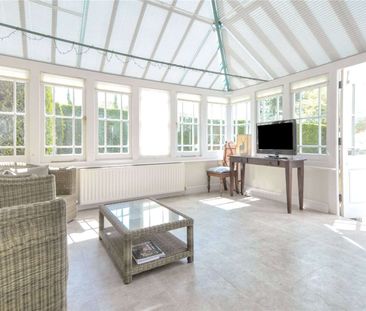 An elegant Victorian house with a spacious garden. - Photo 2