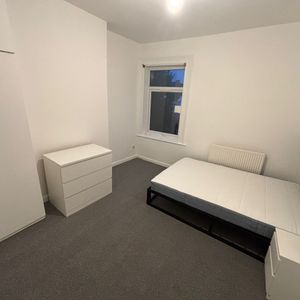 2 Bed Flat, Radbourne Road, SW12 - Photo 2