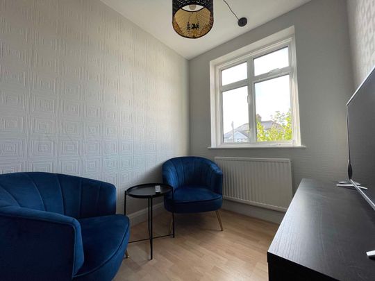 Newly Decorated Double Room in Hounslow Room B - Photo 1