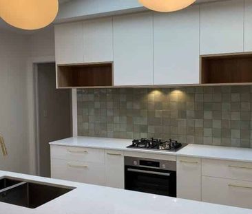 Beautifully designed Lake Hawea Rental - Photo 2