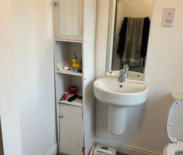 1 bedroom in a house share to rent - Photo 6