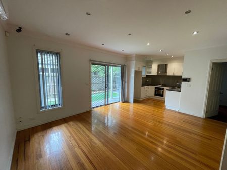 Modern 2 bedroom townhouse In very good condition located at the rear of the block - Photo 5
