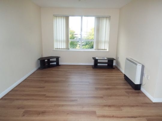 Crawley 2 bedroom flat to rent - Photo 1