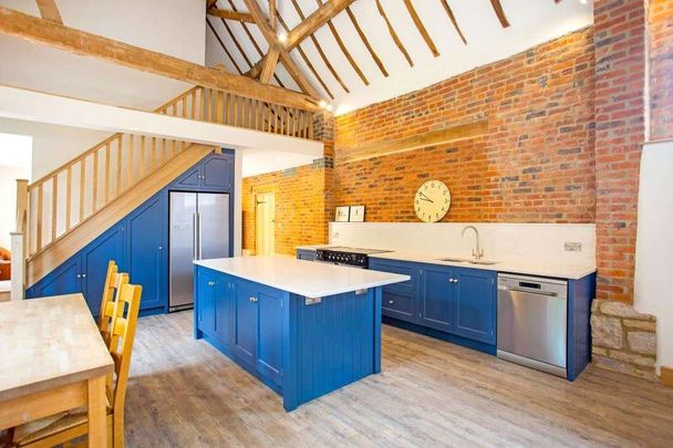 Fabulous five bedroom barn conversion in the village of Dorsington - Photo 1