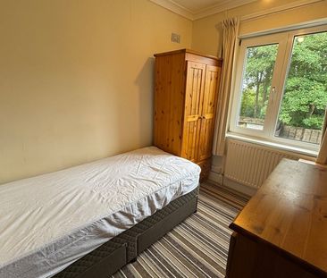 4 Bed Semi-Detached House, Honeysuckle Road, SO16 - Photo 3