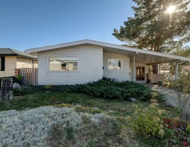 Beautiful 3 Bedroom Bungalow in Mayland Heights! | 2111 Mackid Crescent Northeast, Calgary - Photo 1