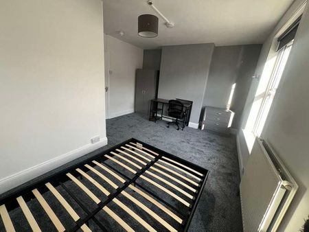 Spare Bedrooms Available At !! - Bills Included, LN2 - Photo 2