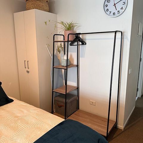 City gem with balcony and hot/cold water included - Photo 1