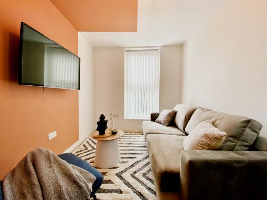 Flat 2 - 4 Bedroom House - Photo 1