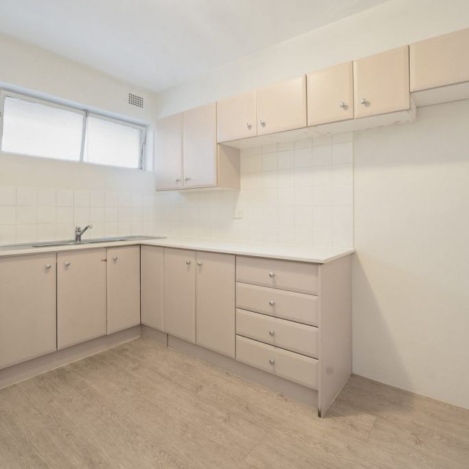 LIGHT AND AIRY 2BEDROOM APARTMENT - GREAT LOCATION - Photo 1