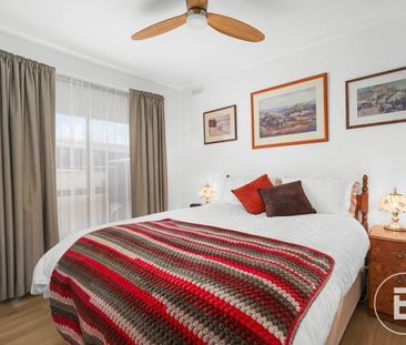 NEAT MODERN TWO BEDROOM UNIT IN A QUIET COMPLEX - Photo 3