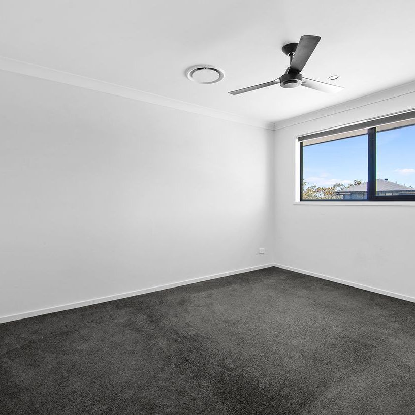 Stunning Modern 6 Bedroom Home in Coomera Waters with Pool - Photo 1