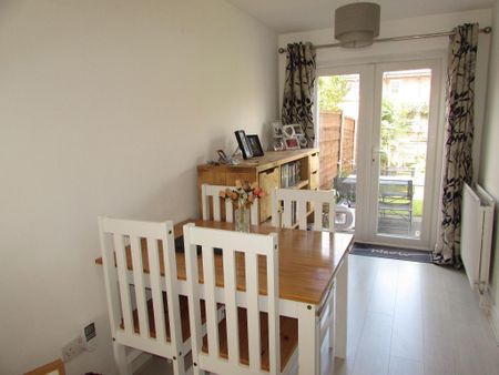 2 bedroom mews to rent - Photo 2