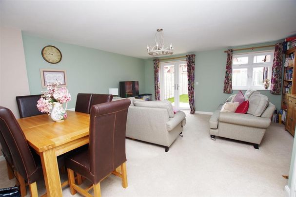 4 bedroom semi-detached house to rent - Photo 1