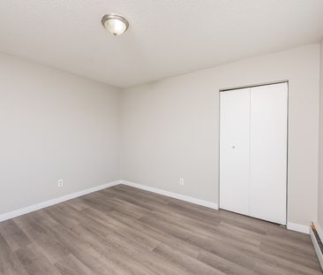 Signature Manor - Photo 4